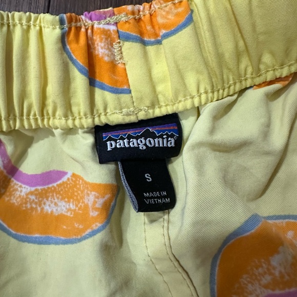 Patagonia Women Barely Baggies Shorts 2.5 Melon Cantaloupe Yellow size small - Picture 4 of 9